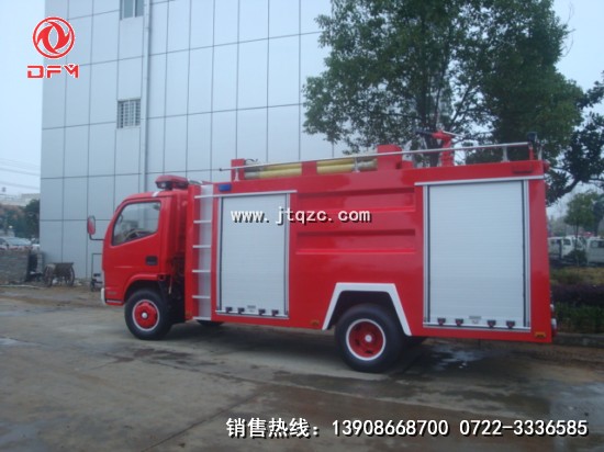 東風(fēng)水罐消防車側(cè)面